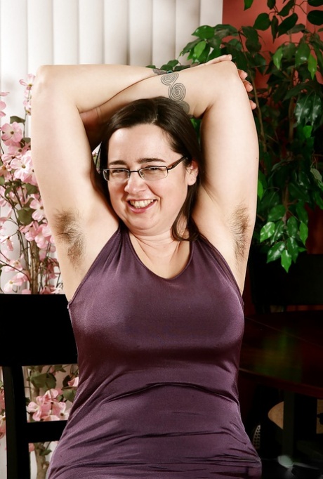 Unveiling: Brunette plumper with hairy armpits before unveiling beaver.