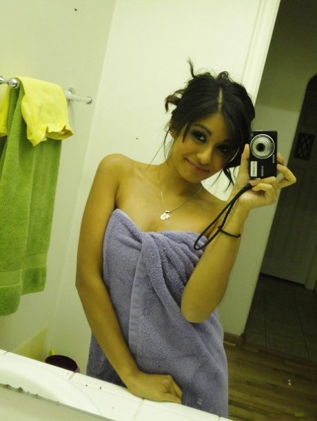 Lusty Latina Selfie - Latina Selfie Porn Pics & Naked Photos - PornPics.com