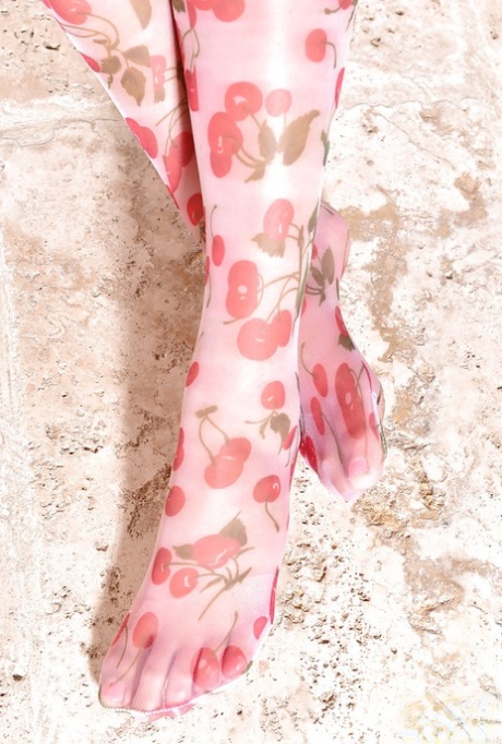 Европейская красотка с косичками Несси Буб освобождает сексуальные ноги от чулочно-носочных изделий