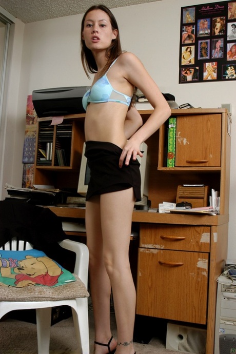 Стройная милфа Jassie снимает юбку и нижнее белье в домашнем офисе в любительском видео