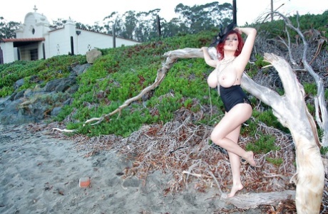 Длинноногая рыжая порнозвезда Тесса Фаулер рекламирует огромные натуральные сиськи на улице