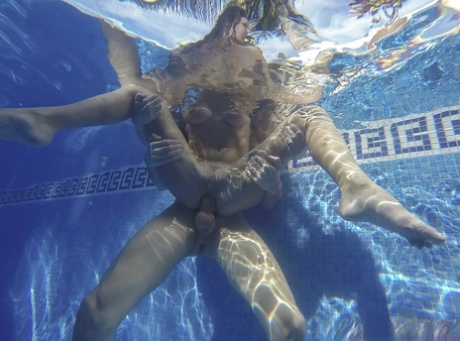 Мартина Голд и бойфренд резвятся под водой перед анальным сексом у бассейна
