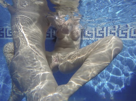 Gold Underwater Porn - Feet Underwater Porn Pics & Naked Photos - PornPics.com