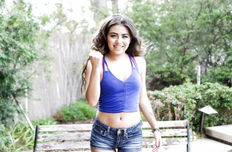 Латиноамериканка Amina Allure освобождает красивую попку от трусиков и шорт в любительском видео