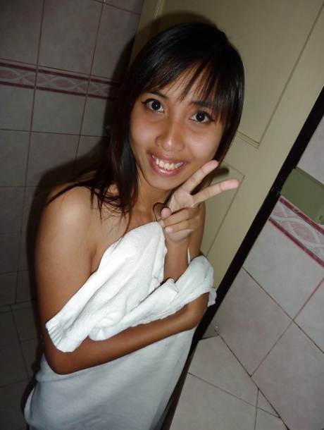 While showering, Ae, the Oriental actress, takes a photo and stays up late in the day.