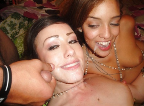 Latina Melanie Rios and best friend Jennifer White giving double blowjob - PornHugo.net