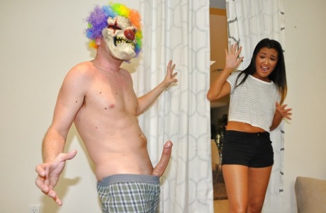 Азиатка Эми Паркс трахается и кончает на мужика в клоунской маске