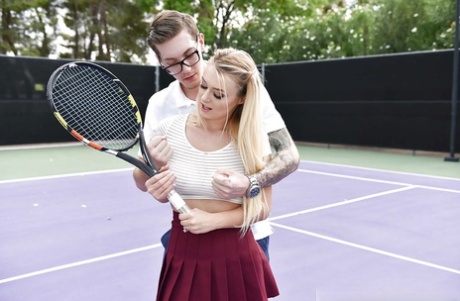 Blonde tennis player Natalia Starr seducing instructor with blowjob at the net