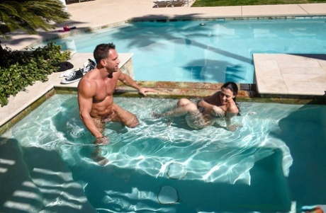 Nude wife Rachel Starr seduces her husband while taking a swim in the pool - PornHugo.net