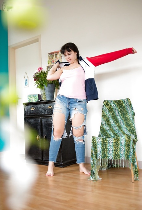 Clumsy European amateur Ekaterina donning flared blue jeans.