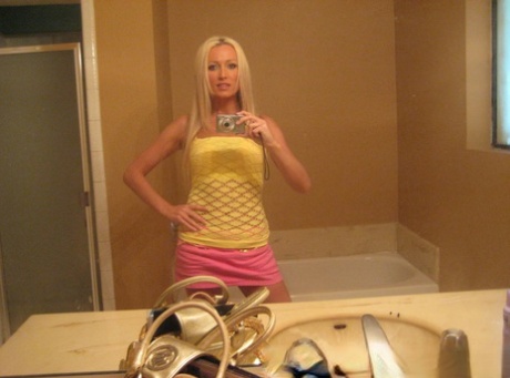 The bathroom selfies of Diana Doll showcase the nakedness of the blonde amateur.