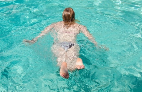 Зрелая женщина Коди Хантер показывает свою лысую киску после купания