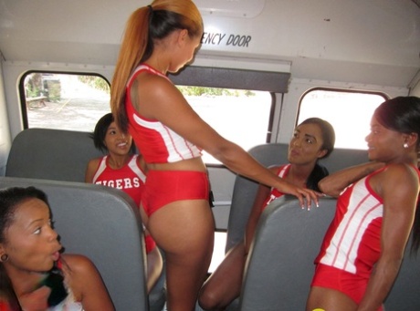 Сексуальные негритянки занимаются групповым лесбийским сексом в командном автобусе