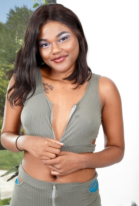 Ebony Chick Yara Skye Unzips And Disrobes For A Chance To Pose In The Nude