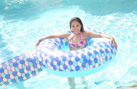 Азиатка Аврора Винтерс снимает купальник в бассейне