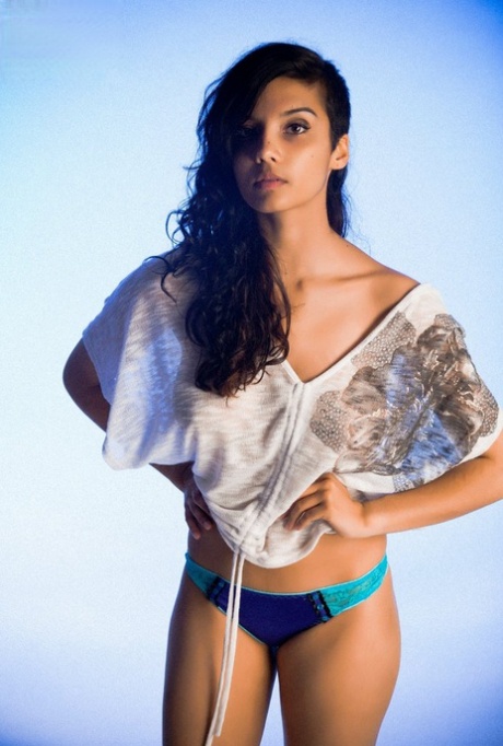 Индийская соло-модель снимает блузку и нижнее белье, чтобы позировать обнаженной