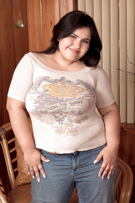 Busty BBW Karla Lane takes off jeans and shows her fat curves - PornHugo.net