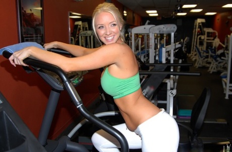 Insanely Hot Blonde Exposing Her Perfect Fucking Body In The Gym
