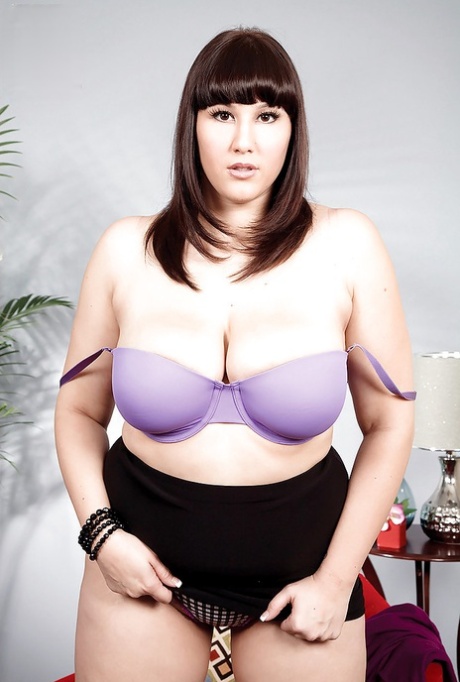 Fatty brunette MILF Angel De Luca exposing her huge melons - PornHugo.net