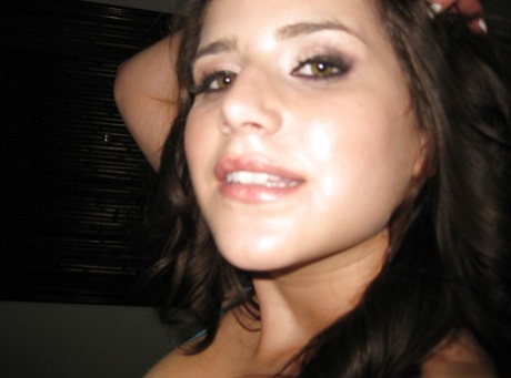 Adorned with her big thigh muscles and stretching legs, Eva Dior is an amateur hotspot.