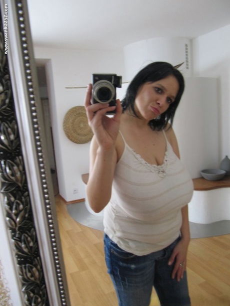 Fatty babe in blue jeans exposing her flabby boobs and picturing herself - PornHugo.net