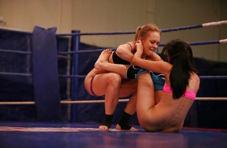 Sporty lesbians Blue Angel & Ruth Medina fighting and pleasuring each other - PornHugo.net