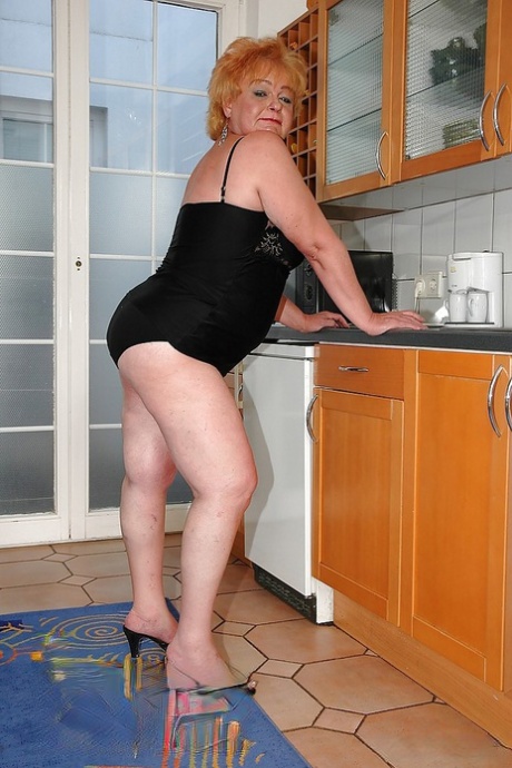 Толстая бабушка на высоких каблуках раздвигает задницу, чтобы показать свои узкие дырочки
