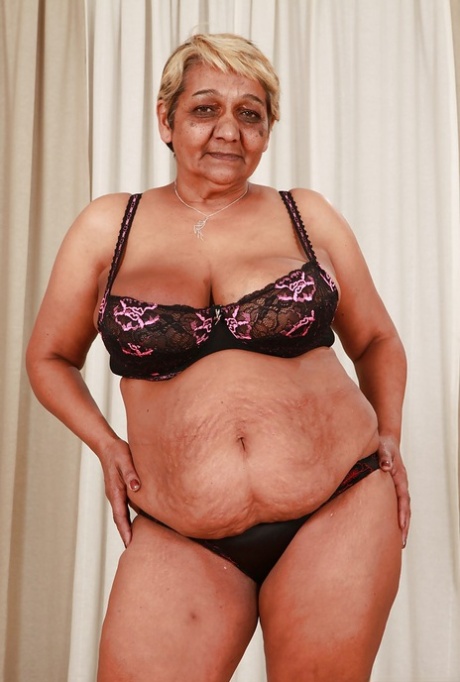 Толстая бабушка с большими дряблыми сиськами снимает костюм и нижнее белье