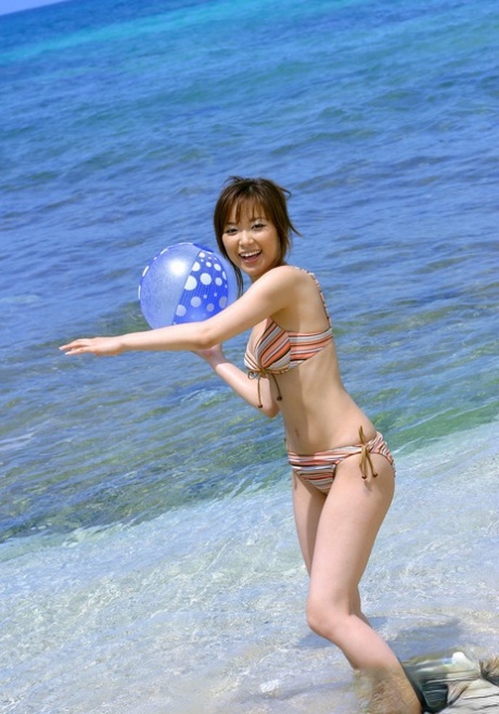 Hot Asian Babe With Sexy Ass Yua Aida Taking Off Her Bikini Outdoor