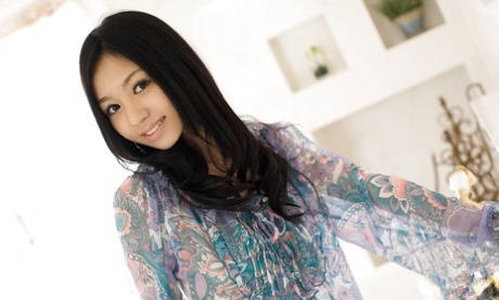 Восхитительная азиатская студентка Айно Киши раскрывает свое изящное тело