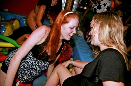 Foxy amateurs Gina Killmer & Leony Aprill are into drunk sex orgy in the club - PornHugo.net