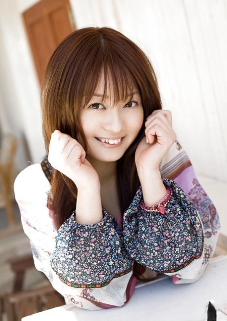 Stunning miniskirt-wearing Asian lady with attractive curves in front.