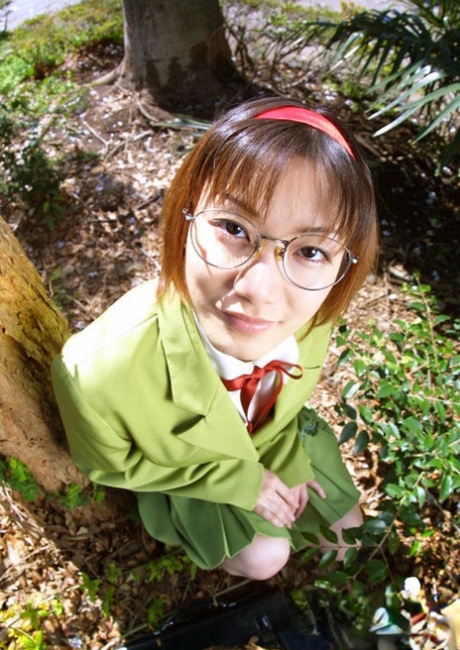 Шаловливая азиатская крошка в очках и школьной форме показывает свои сиськи