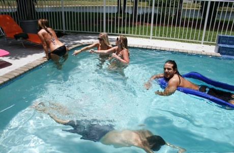 Резвящиеся девушки в бикини светят своими сиськами на вечеринке у бассейна
