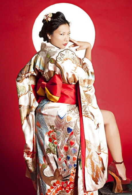 The stunning Asian woman, Hiromi Oshima, removes her kimono.