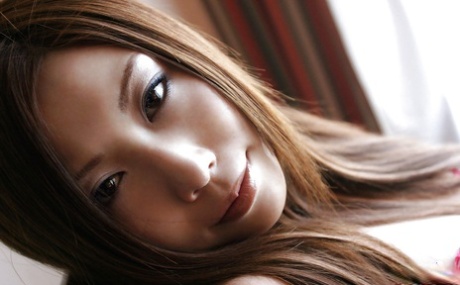 Стройная азиатская красотка Сейра Наруми избавляется от нижнего белья