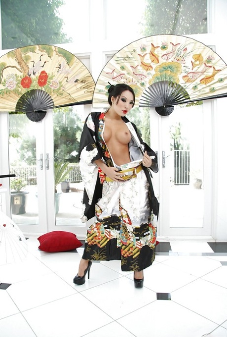 Inviting cunt-ups from Asian minx Asa Akira, she removed her kimono and exposed herself to her inviting partner.