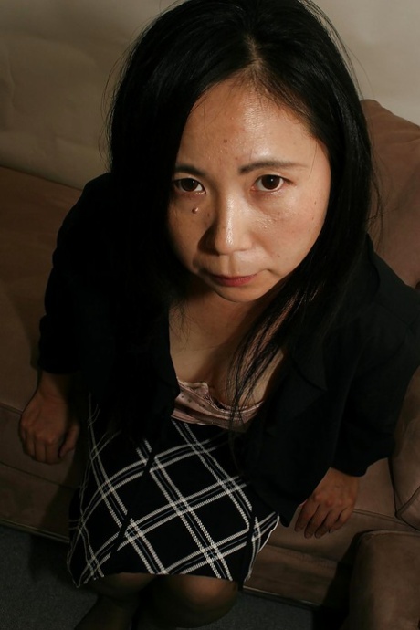 Шаловливая азиатка в колготках Yasuko Watanabe обнажает свои пухлые изгибы