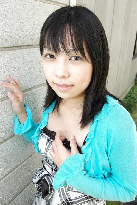 A young Asian girl named Minami Ozaki can be seen naked and exposing her unshaven cuntilla.