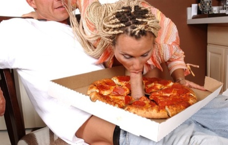 Deep-bosomed MILF With Afro Bunches Gets Dirty With A Hung Pizza-guy