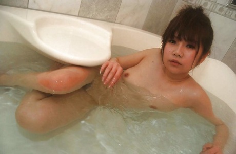 This is a cute photo of an Asian guy with good looks, Mutsumi Kashiwage, bathing.