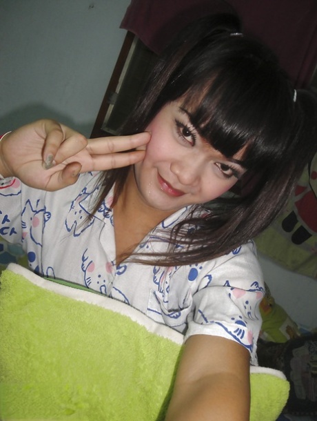 Ping is an Asian shemale who enjoys doing kinky anal insertions and touching pigtails.