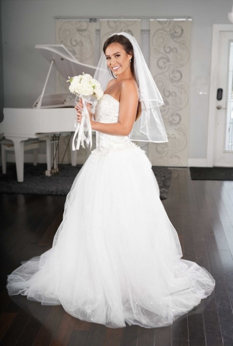 Beautiful Bride Kelsi Monroe Doffs Her Wedding Dress To Show Her Slender Body