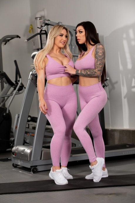 Татуированная MILF Karma Rx и красотка Amber Jade показывают свои большие груди в спортзале