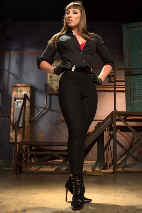 Горячая госпожа Кара демонстрирует свое потрясающее тело в обтягивающем черном наряде и на каблуках