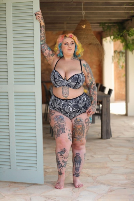 The model, Fatty-tatted with a tattoo and colorful hair, was seen with Galda Lou stripping and posing naked.