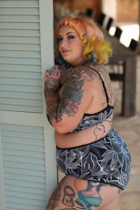 Galda Lou, a model with tattoos and colorful hair, was seen stripping before being nude.