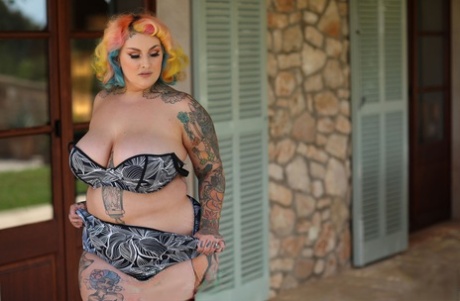 A tattooed model and Galda Lou's colorful hair adorned with freckles was seen stripping and posing naked.