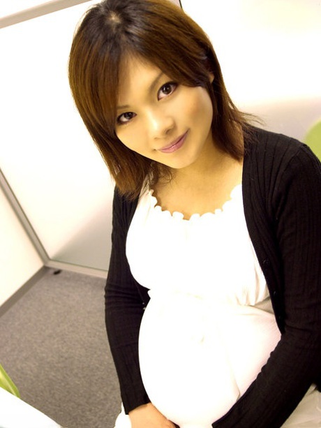 Pregnant Asian Yuri Mizukami blows a big cock & gets her hairy pussy fucked - PornHugo.net