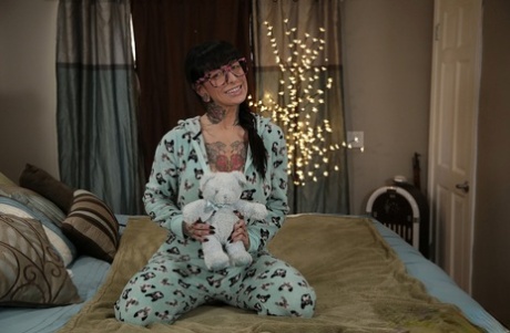 Татуированная красотка в очках Джесси Ли светит большими силиконовыми сиськами на кровати